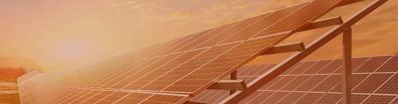 paineis-solares-nos-raios-do-nascer-do-sol-para-marketing-digital-para-o-setor-de-energia-solar