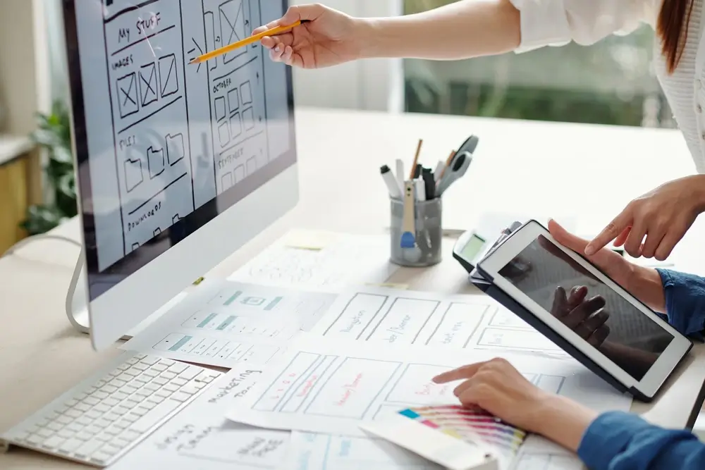 10 Motivos para sua empresa ter um site profissional 2 Imagem recortada de designers de UX e UI trabalhando na versão e no tipo de site