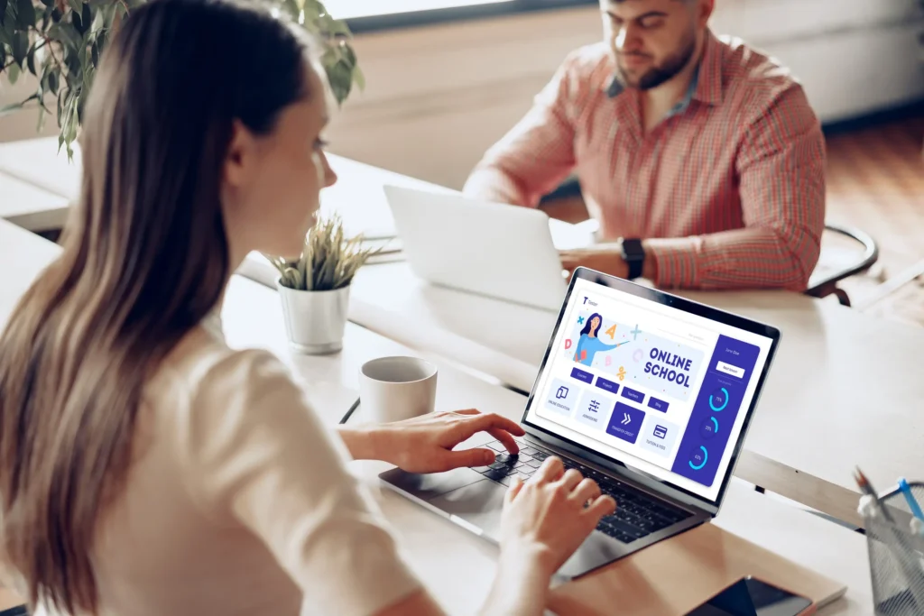 Por que ter um site profissional? Descubra os benefícios para seu negócio 1 colegas trabalhando em um site profissional